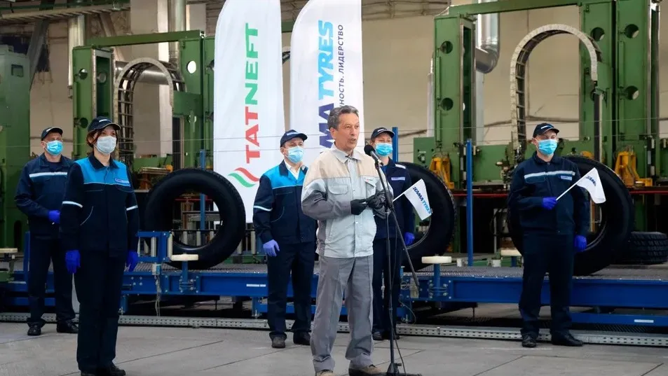 Рустам Минниханов и Наиль Маганов поздравили нефтехимиков